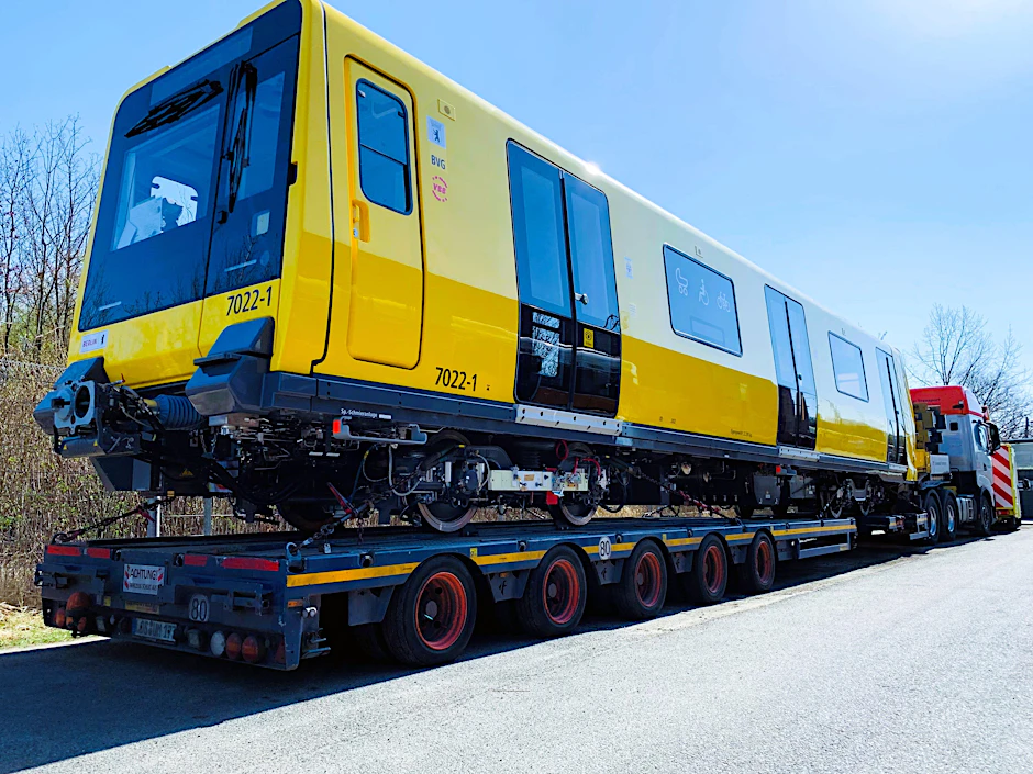 Startklar für die Fahrt nach Berlin: Ein Tieflader mit einem Wagen der neuen U-Bahn-Baureihe J wartet am Mittwoch im Inbetriebnahmezentrum von Stadler in Velten auf den Transport zur BVG.