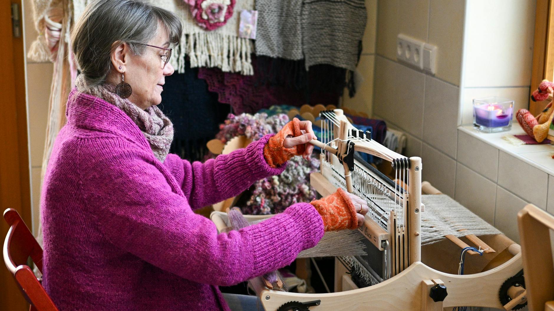 Seit Jahren spinnt Suhr Garn aus Hundehaaren und strickt daraus auch Schals, Stulpen und andere Accessoires.