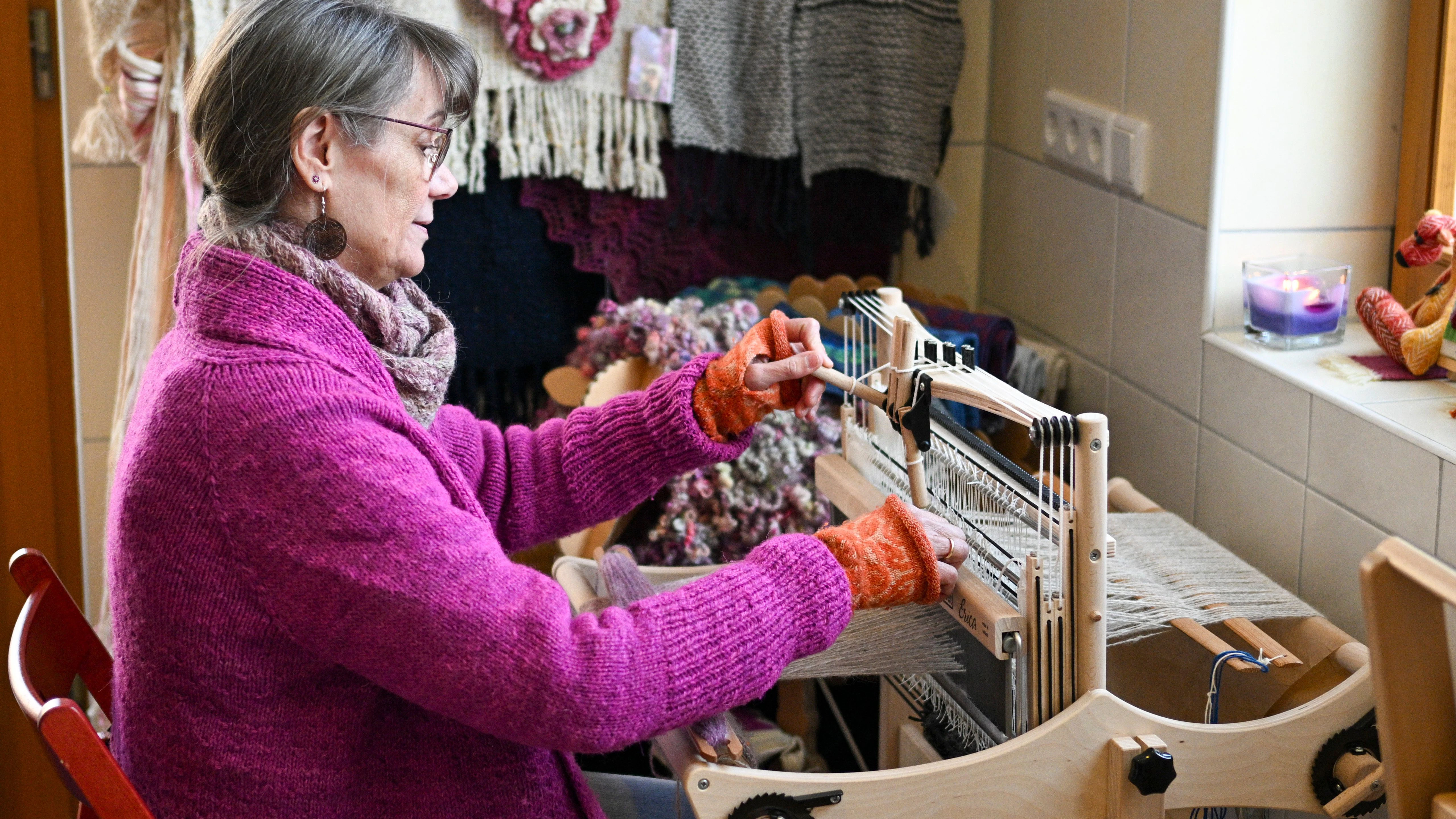 Seit Jahren spinnt Suhr Garn aus Hundehaaren und strickt daraus auch Schals, Stulpen und andere Accessoires. 