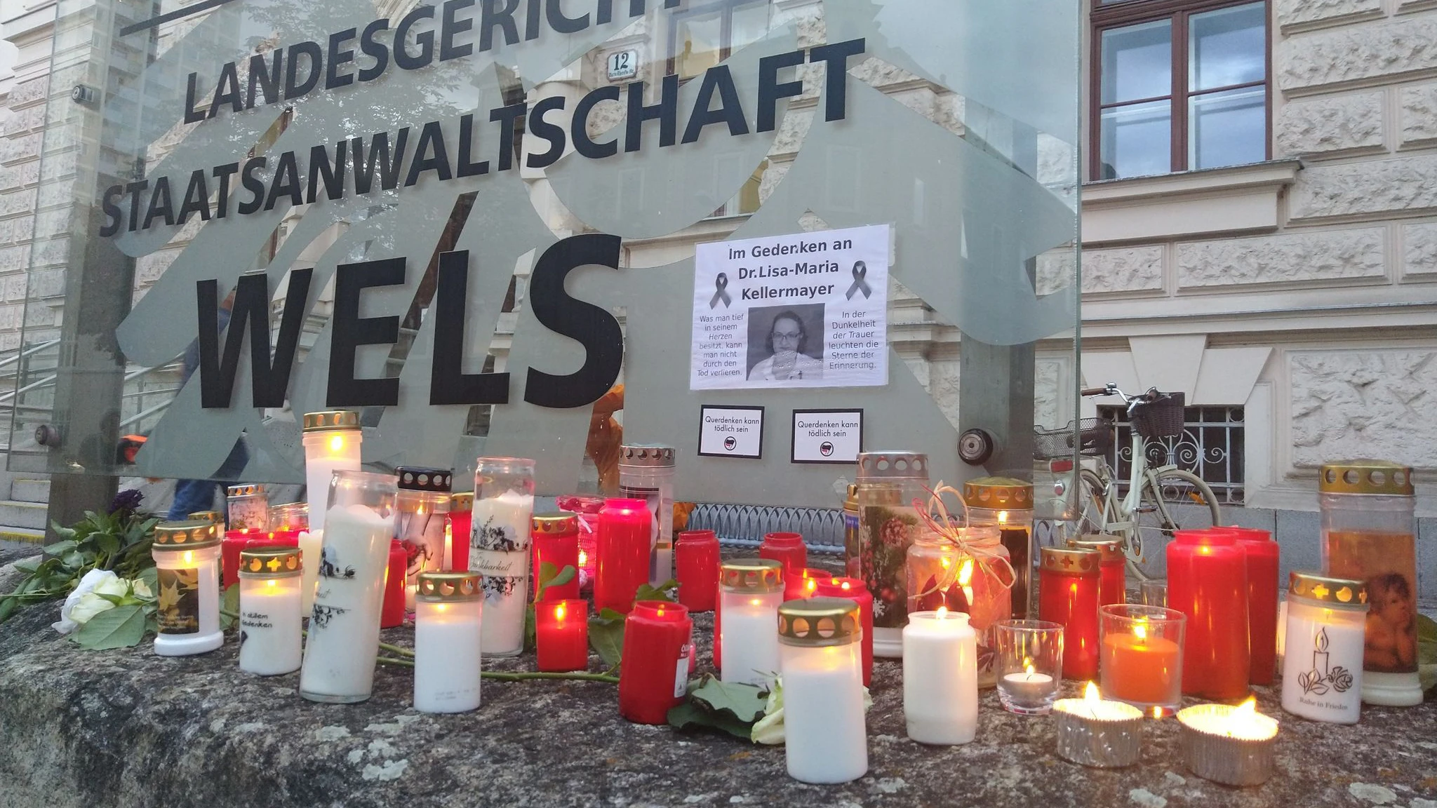 Die Anteilnahme am Tod der Ärztin Lisa-Maria Kellermayr ist groß. Zuletzt hatte die 36-Jährige wegen Morddrohungen aus der Impfgegner-Szene ihre Praxis geschlossen.