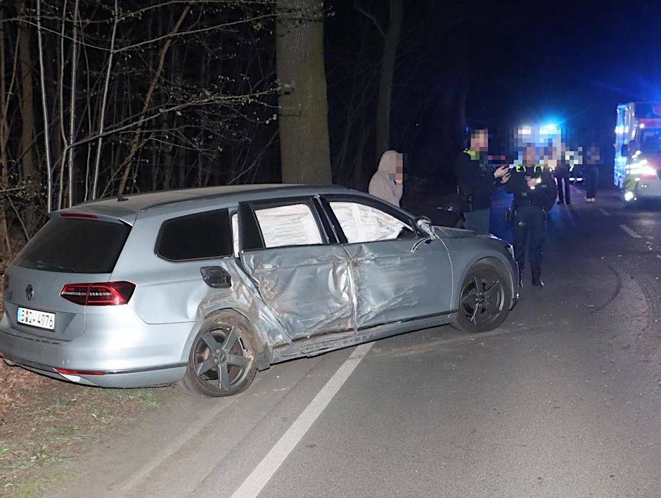 Der VW wurde durch den Aufprall start beschädigt.