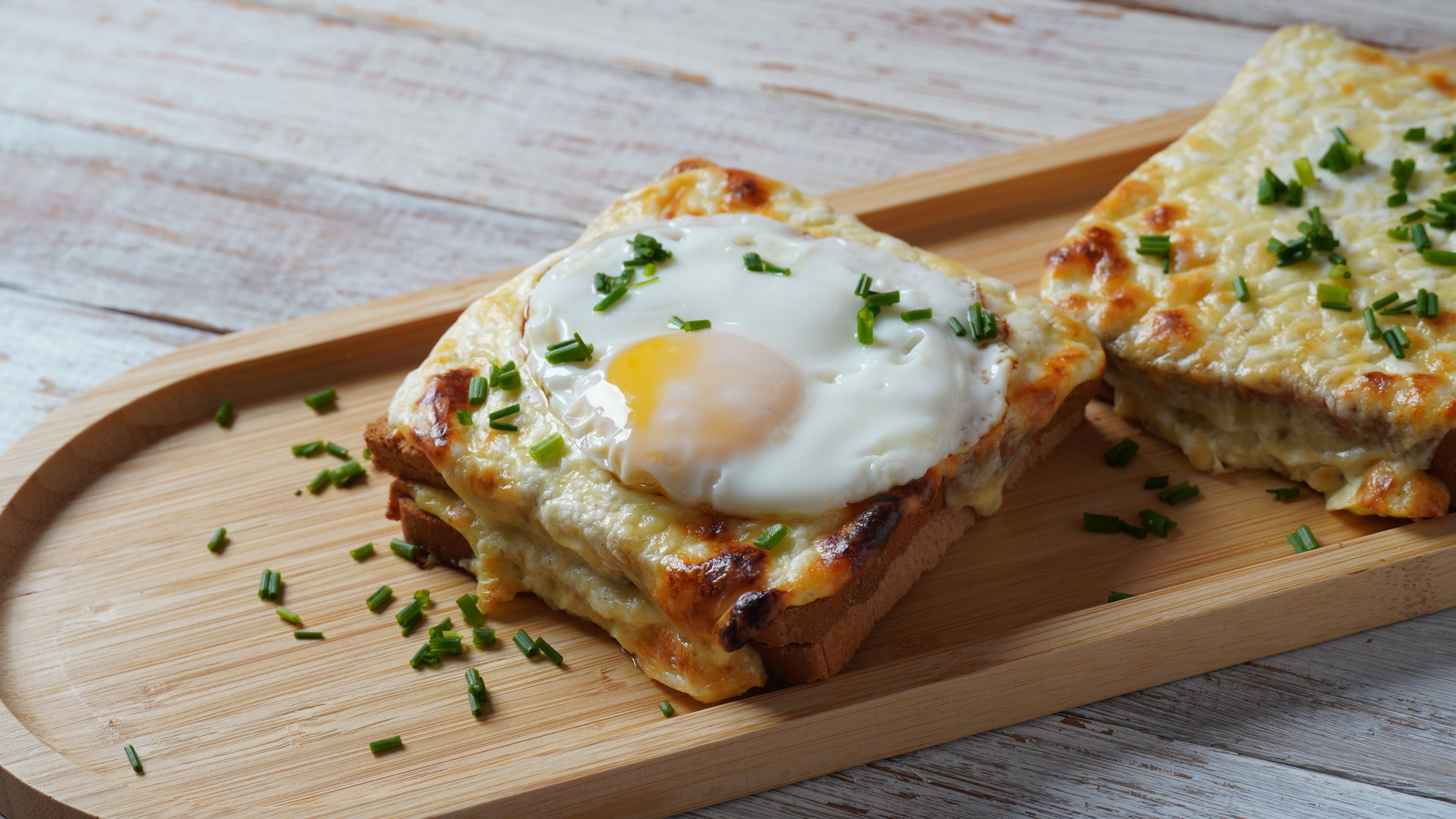 Das perfekte Abendbrot: Ein leckeres Budapester Käsetoast mit Spiegelei aus dem Ofen. Das Rezept aus dem DDR-Kochbuch hebt die Karlsbader Schnitte auf ein ganz neues Level.