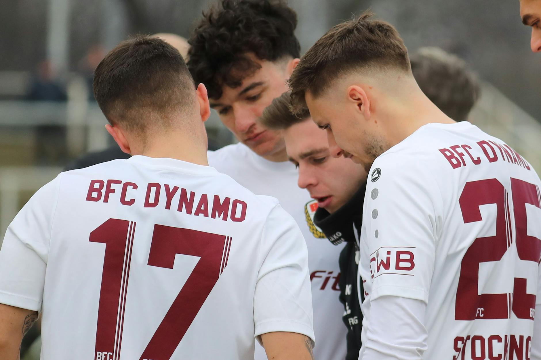 Nils Weiler (M.) wird als Co-Trainer des BFC Dynamo nichts mehr an die Spieler weiterleiten, auch Tobias Stockinger (r.) verlässt das Sportforum.