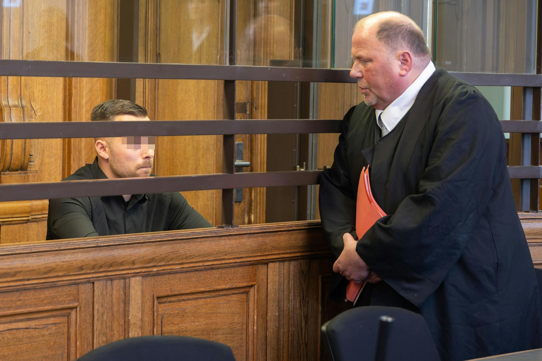 Der Angeklagte Julian M. (24) mit seinem Verteidiger. Er wurde am Mittwoch zu drei Jahren und drei Monaten Haft verurteilt.