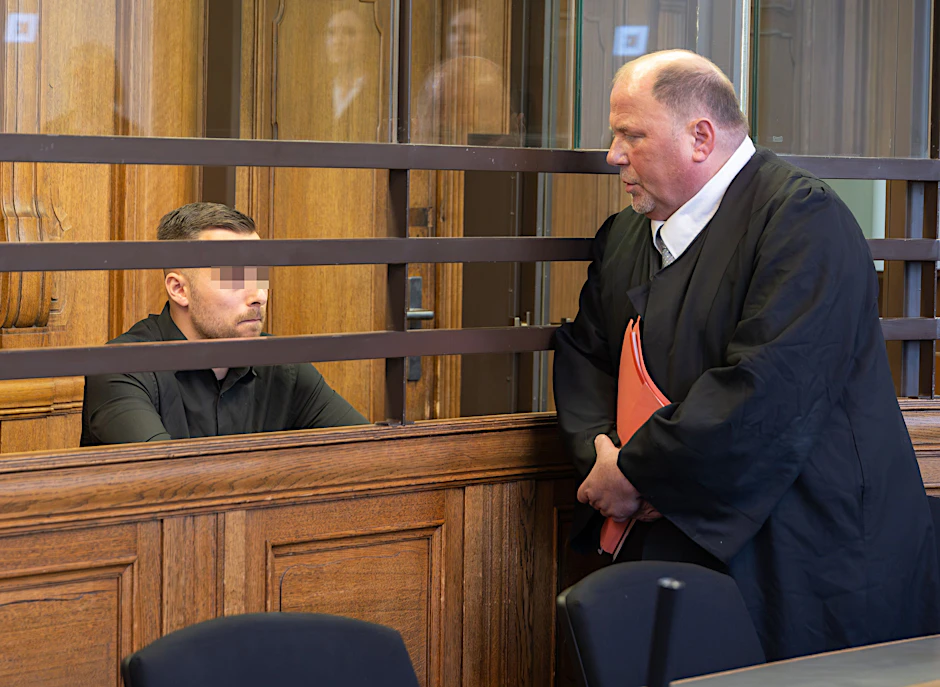 Der Angeklagte Julian M. (24) mit seinem Verteidiger. Er wurde am Mittwoch zu drei Jahren und drei Monaten Haft verurteilt.