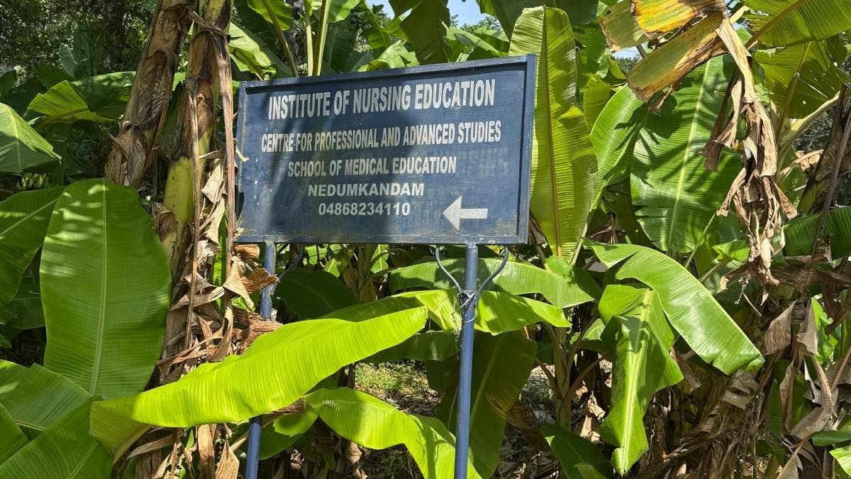 Ein Schild weist den Weg zu einer Pflegeschule in Indien.