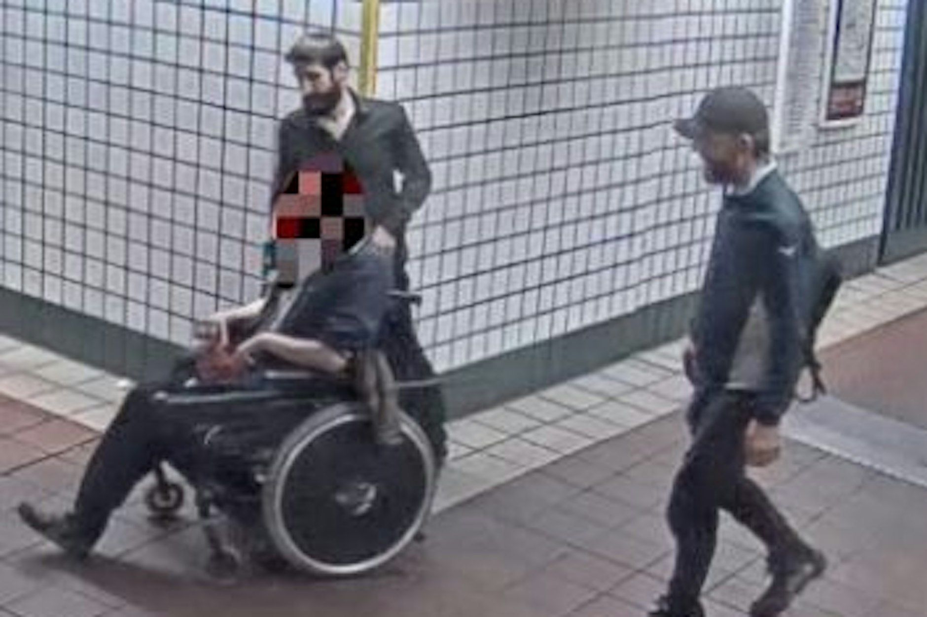 Der Überfall auf den Rollstuhlfahrer wurde von einer Kamera festgehalten.