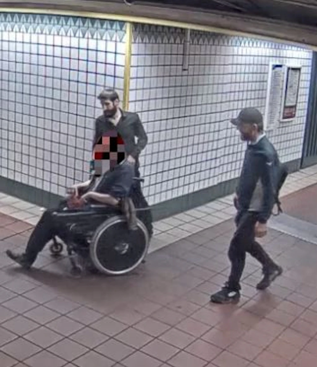 Rollstuhlfahrer getreten und ausgeraubt – Polizei jagt skrupellose Täter