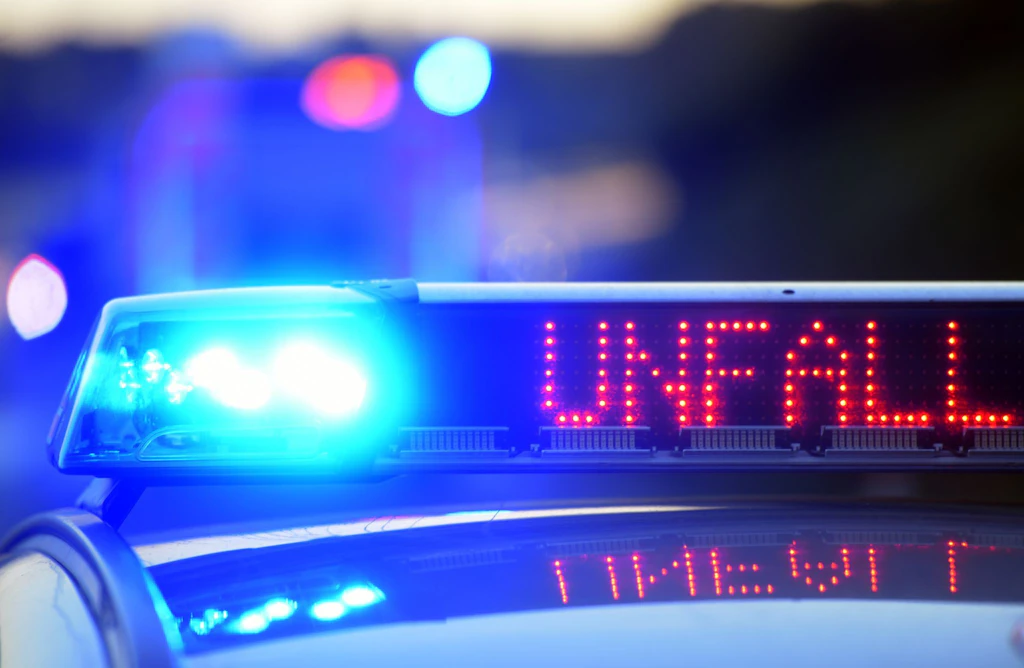 Todes-Crash bei Berlin: LKW erfasst Personen auf A10 – Vollsperrung!