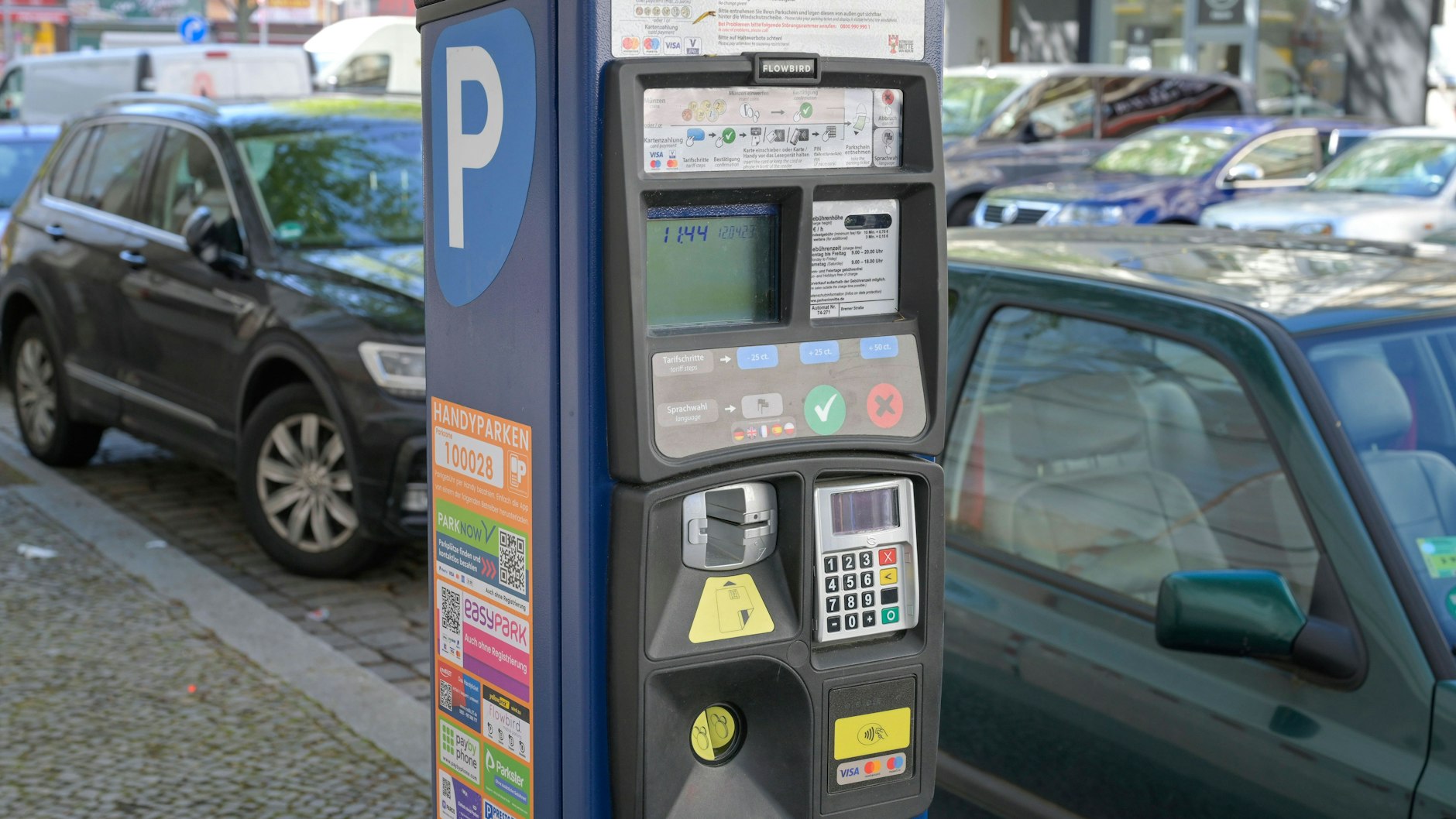 Pendler mit Fake-Vignetten sparen sich das teure Ticket aus dem Automaten.