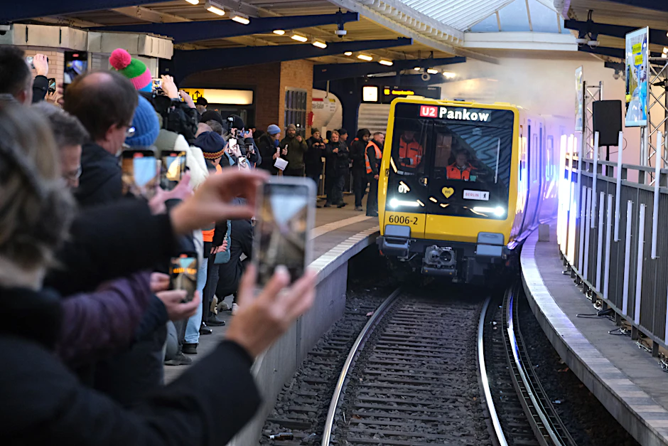 Großer Bahnhof für die neue Berliner U-Bahn-Generation: Im Januar 2024 werden während einer Feier im U-Bahnhof Olympia-Stadion die ersten von Stadler gelieferten Fahrzeuge begrüßt.