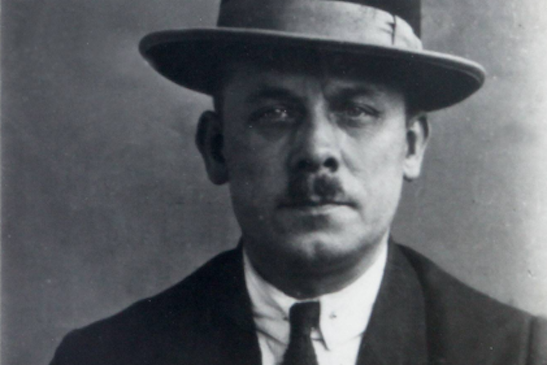 Serienmörder Fritz Haarmann (1879-1925). Seine Opfer, oft Ausreißer oder Stricher, hatte er zumeist am Hauptbahnhof kennengelernt und sie mit nach Hause genommen.