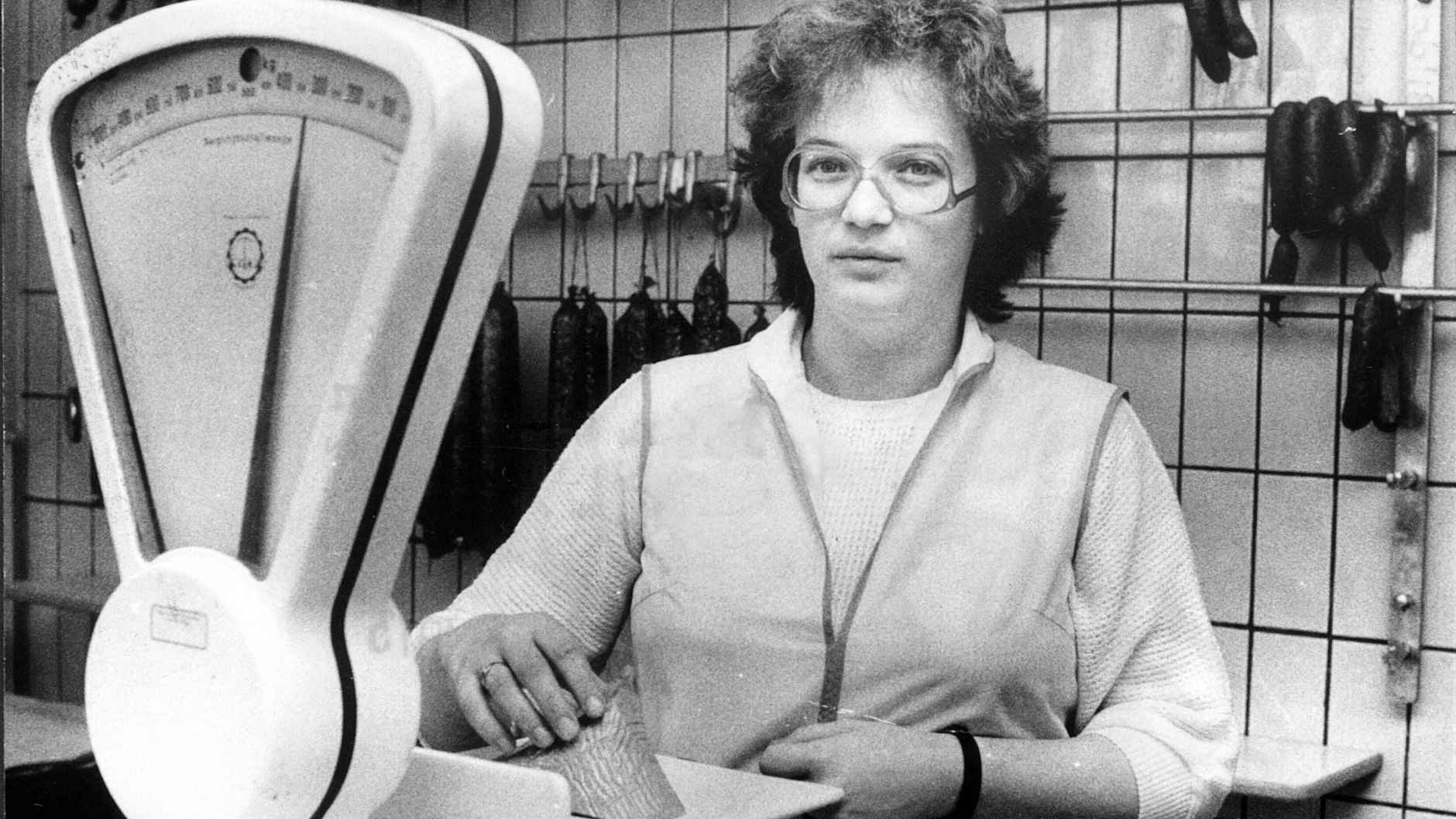 Einige Begriffe aus der DDR, die in unserem Quiz vorkommen, drehen sich um den Einzelhandel. Kennen Sie die wörter noch? Hier ist übrigens Ute Wießner, eine Fleisch- und Wurstwarenverkäuferin in einer Kaufhalle im sächsischen Görlitz.