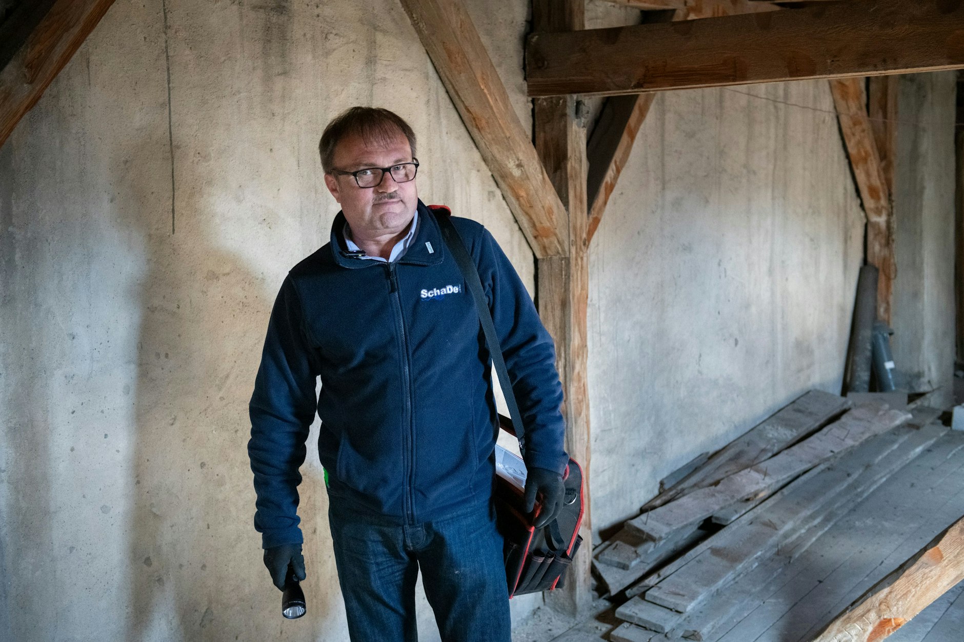 Der Kammerjäger an seinem Arbeitsplatz auf dem Dachboden.