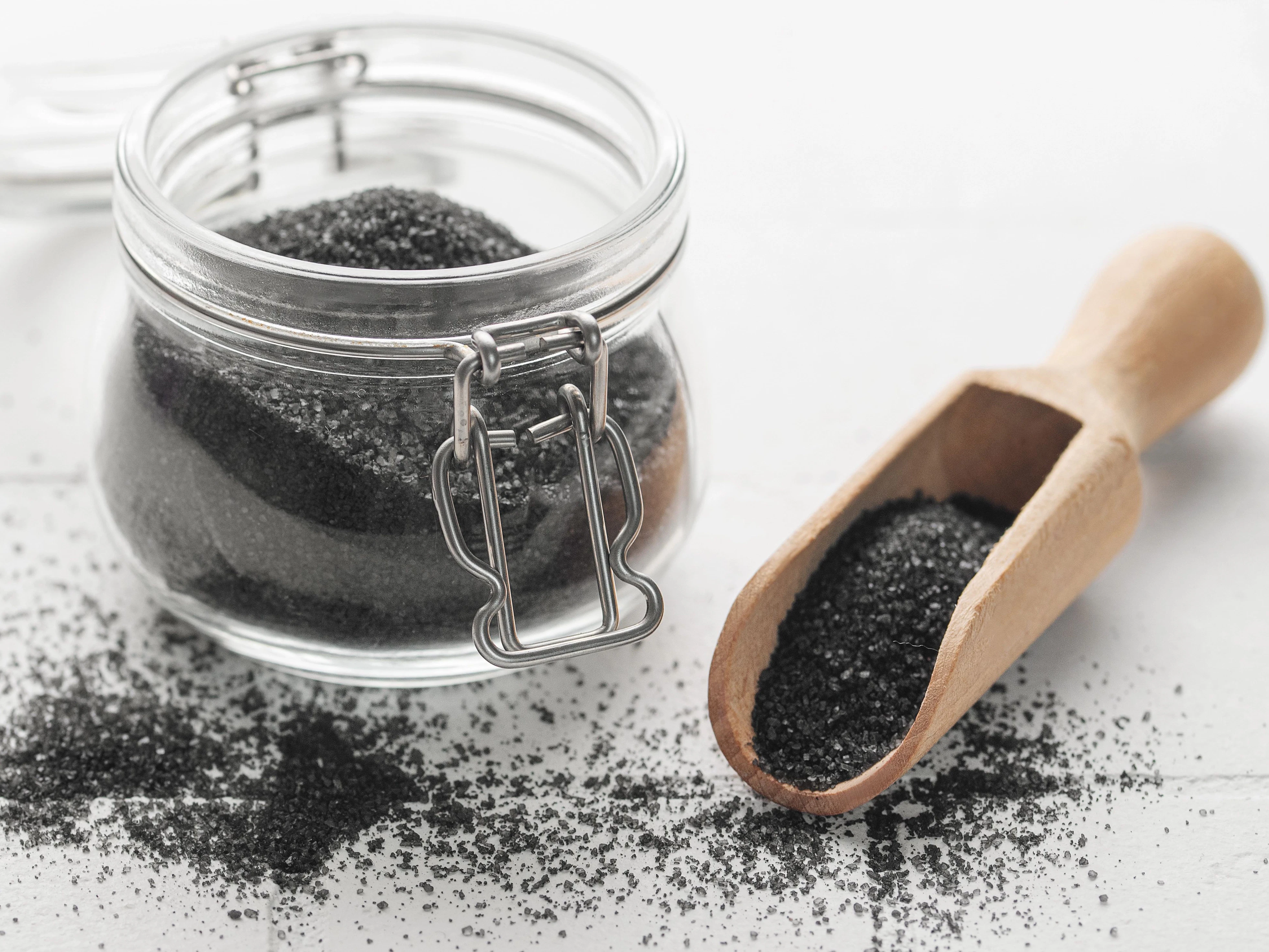 Schwarzes Hawaii-Salz, auch Black Lava Salz, Hawaiian Black Lava Sea Salt oder kurz Lavasalz genannt, ist ein grobes <a href="https://www.rewe.de/gewuerzlexikon/meersalz/" target="_blank">Meersalz</a>. Seine schwarze Farbe entsteht durch den Zusatz von Vulkanasche