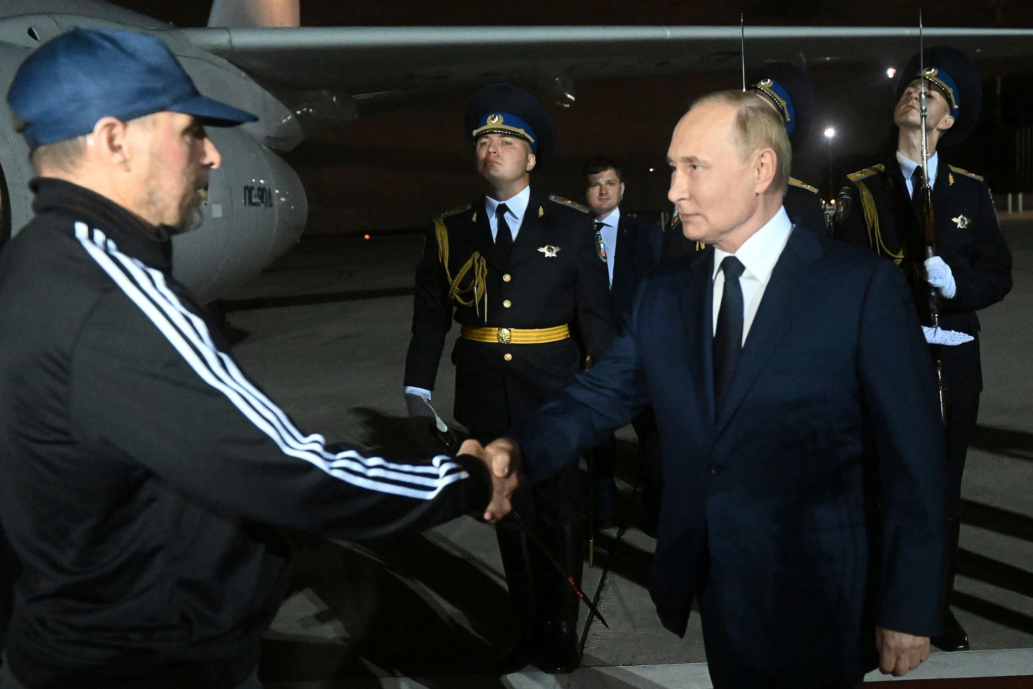 Der russische Präsident Wladimir Putin (r.) begrüßt den vom Westen freigelassenen russischen Gefangenen Wadim Krassikow.