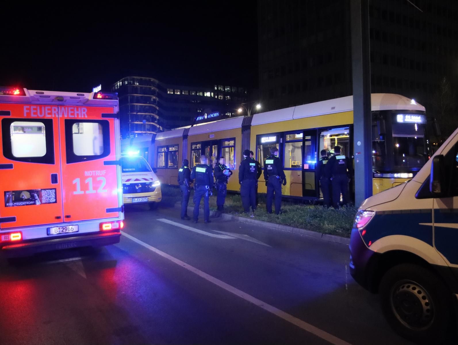 Messerattacke in Berliner Tram: Mann in M2 niedergestochen – Täter flüchtet