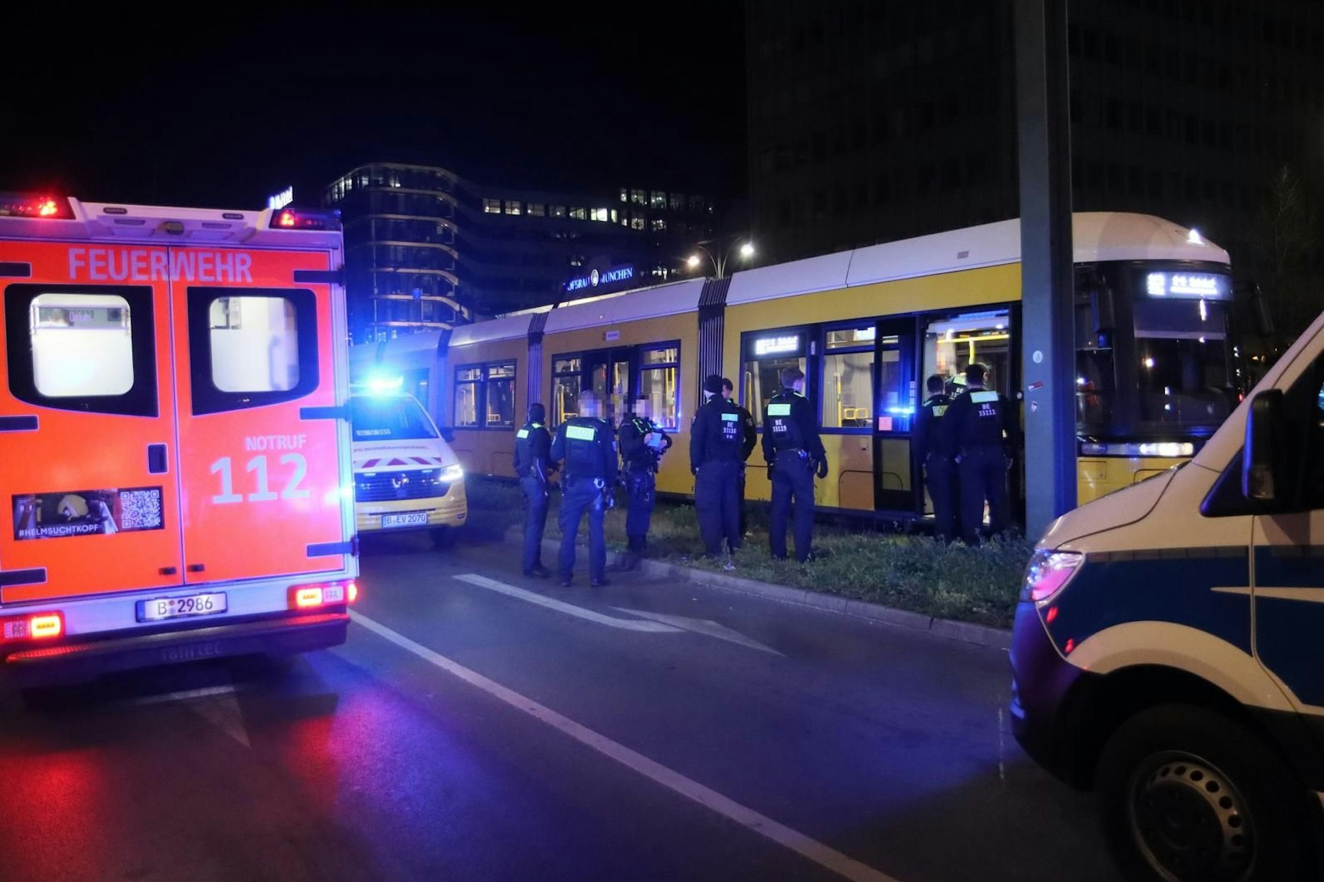Einsatzkräfte am Tatort. In der Nacht wurde ein Mann in einer Tram niedergestochen.