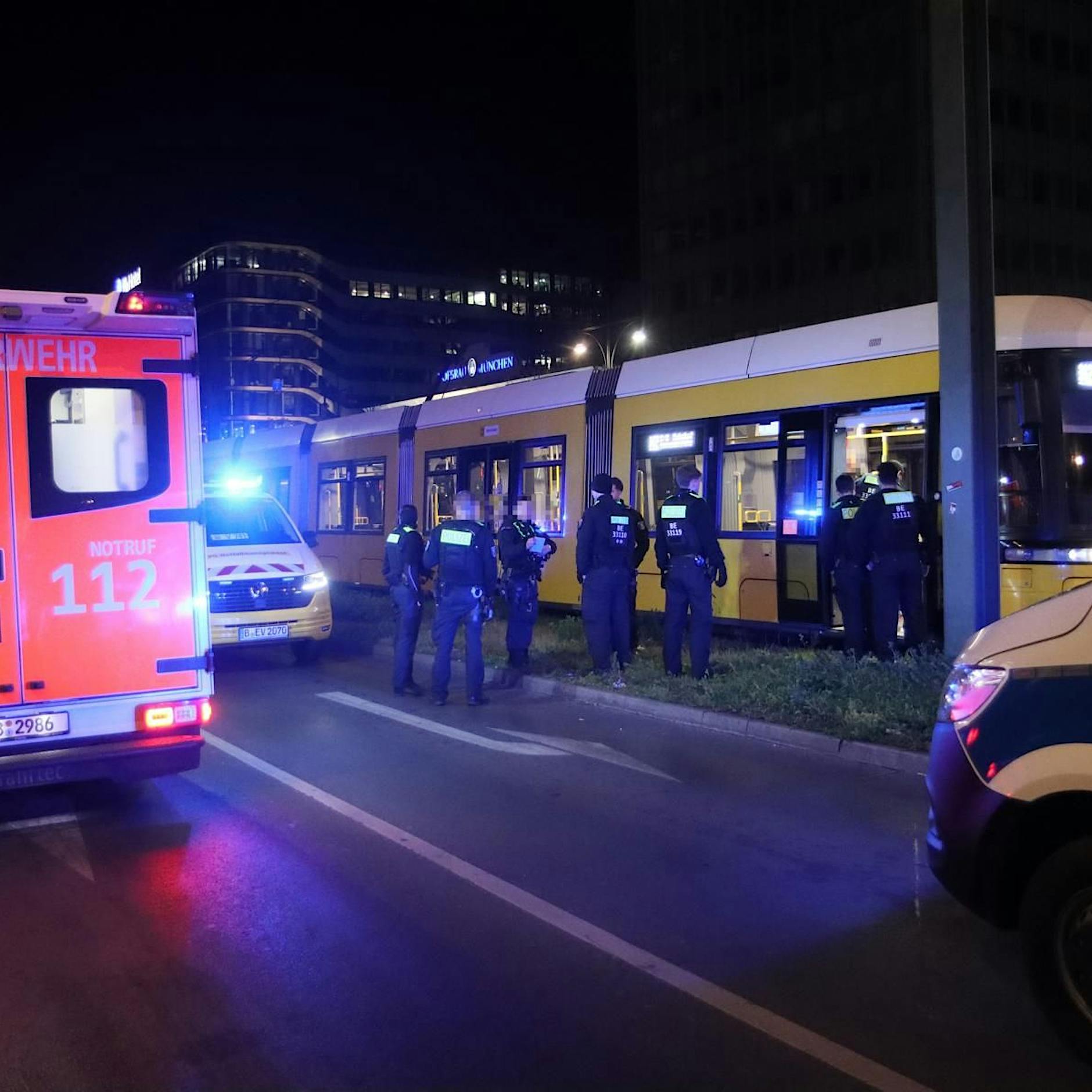 Messerattacke in Berliner Tram: Mann in M2 niedergestochen – Täter flüchtet