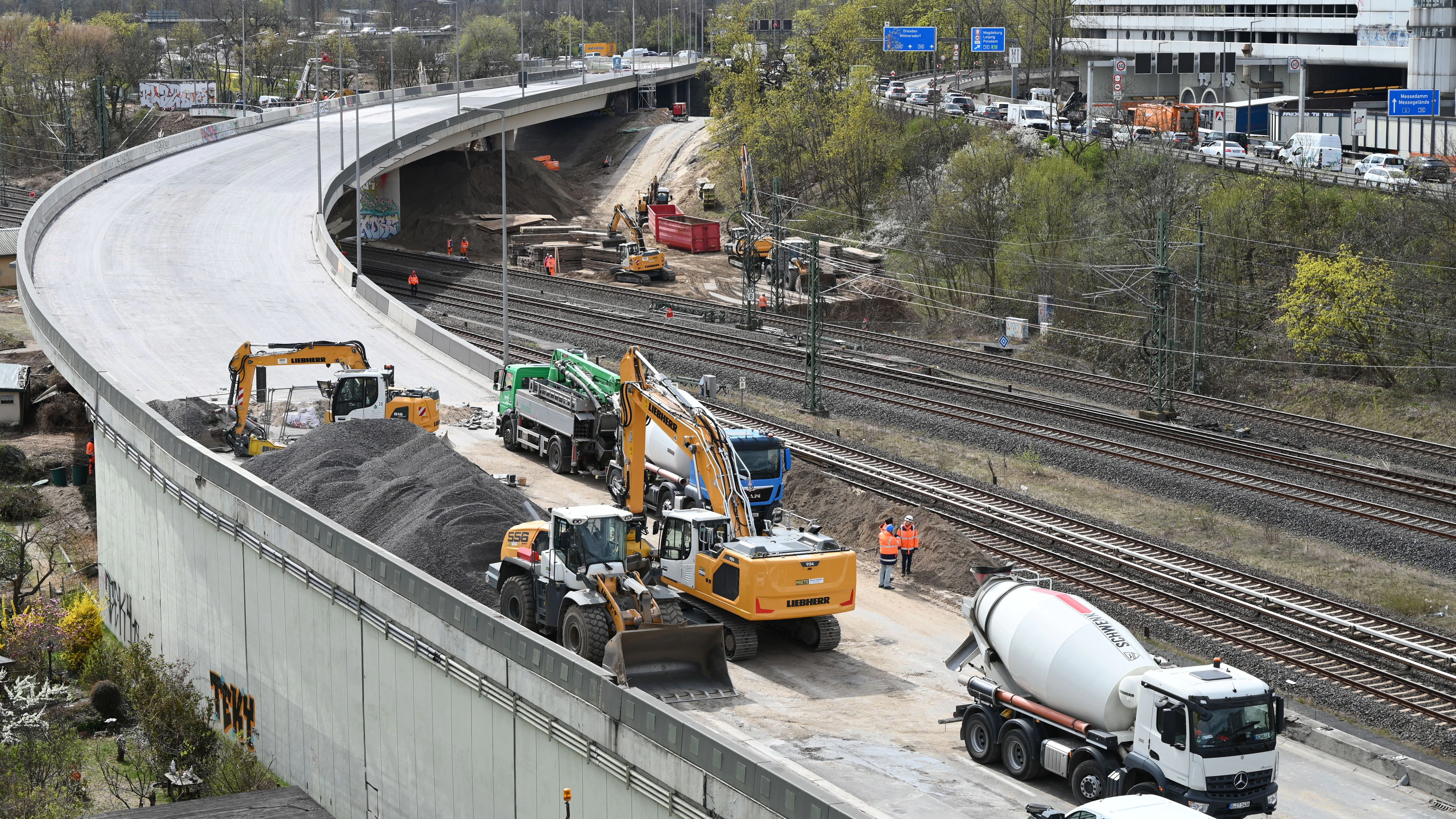 Baumaschinen stehen auf der gesperrten Ringbahnbrücke. Der Abbruch der maroden A100-Brücke beginnt am Freitag um 12.30 Uhr. 