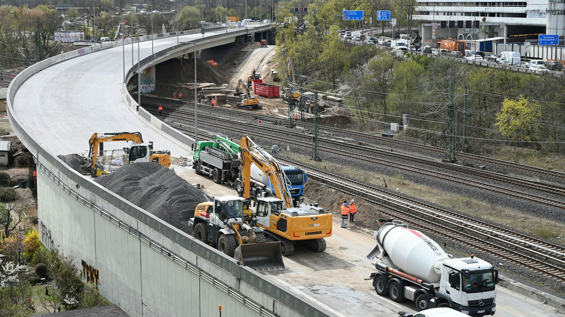 Baumaschinen stehen auf der gesperrten Ringbahnbrücke. Der Abbruch der maroden A100-Brücke beginnt am Freitag um 12.30 Uhr.
