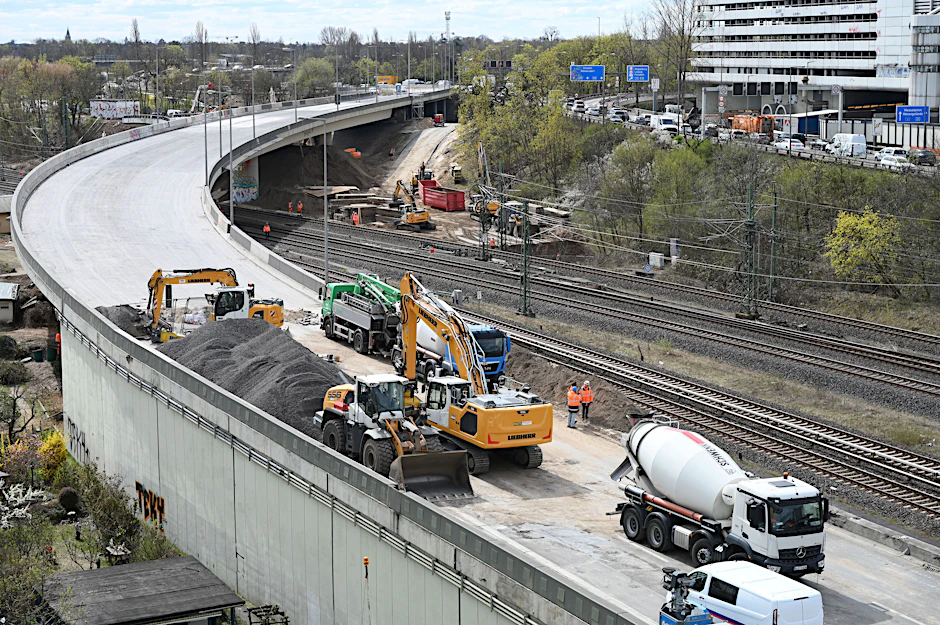 Baumaschinen stehen auf der gesperrten Ringbahnbrücke. Der Abbruch der maroden A100-Brücke beginnt am Freitag um 12.30 Uhr. 
