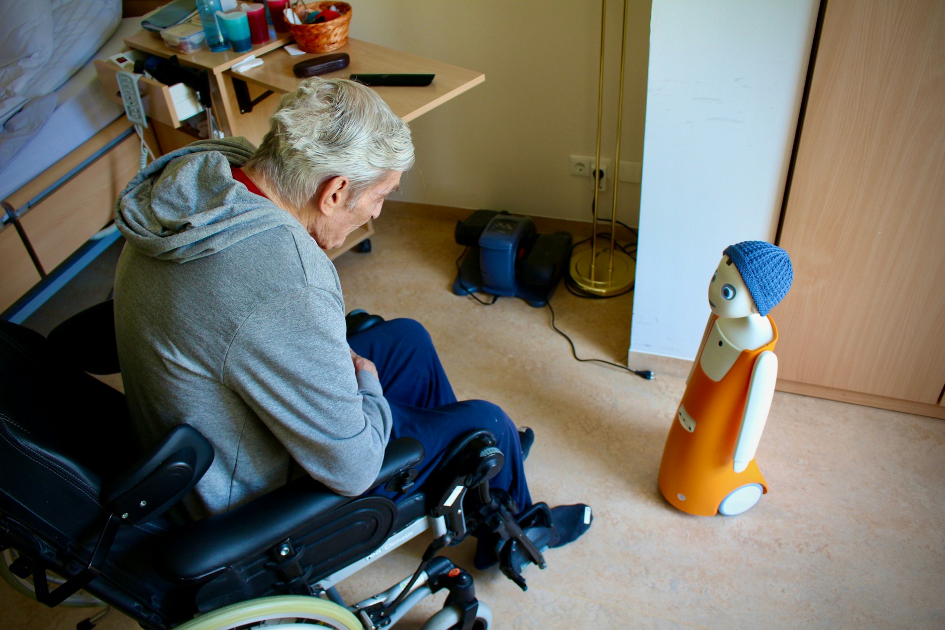 In der Sozialstiftung Köpenick wohnt Herr Seidel. Gerne unterhält er sich mit dem kleinen soziale Roboter Willi.