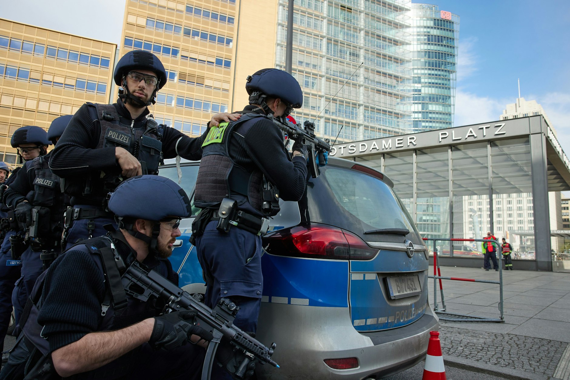 Polizisten nehmen am Bahnhof Potsdamer Platz an einer Notfall-Übung von S-Bahn, Feuerwehr, Bundes- und Landespolizei teil.