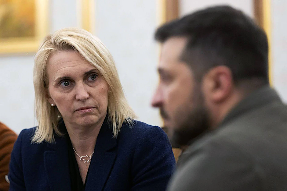 Die US-Botschafterin in der Ukraine, Bridget Brink, mit dem ukrainischen Präsidenten, Wolodymyr Selenskyj.