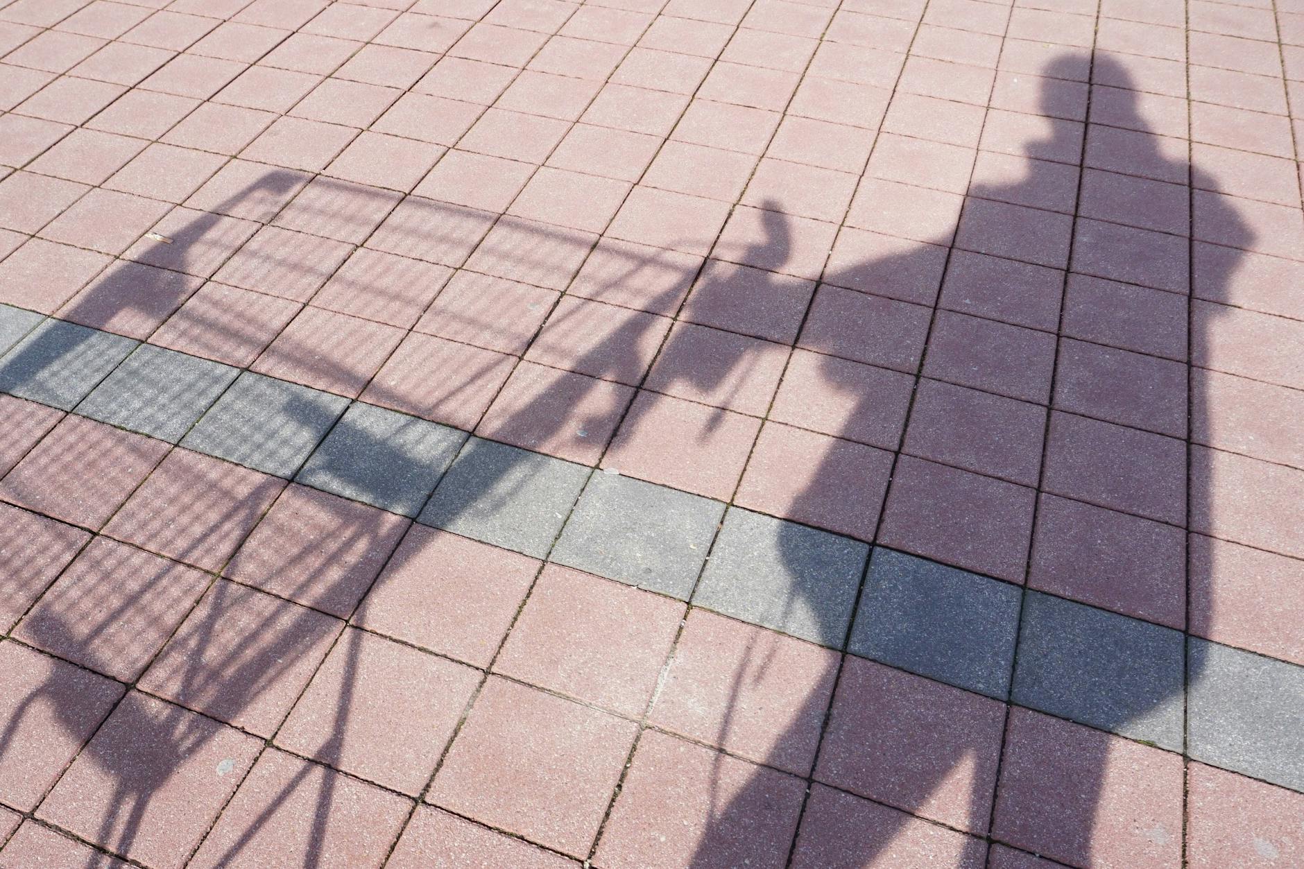 Ein Einkaufswagen wurde von einem Balkon in Lichtenberg geworfen.
