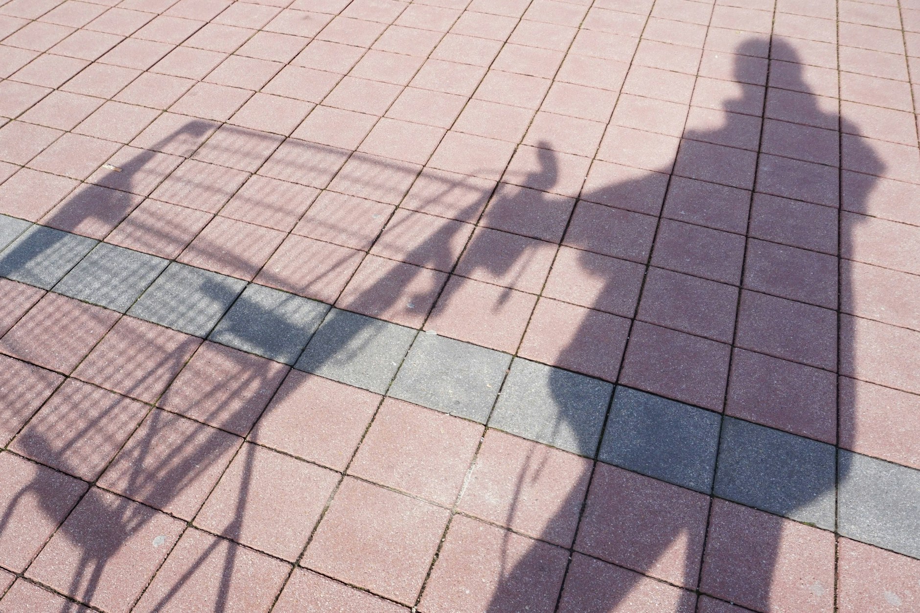 Ein Einkaufswagen wurde von einem Balkon in Lichtenberg geworfen.