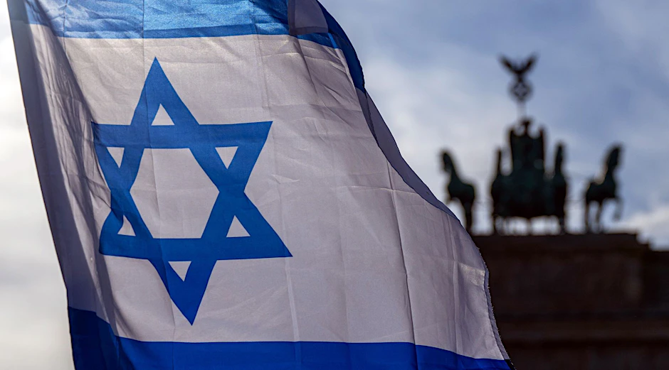 Seit dem Angriff der Hamas auf Israel am 7. Oktober wehen vor den&nbsp;Rathäusern Schöneberg und Tempelhof israelische Flaggen.