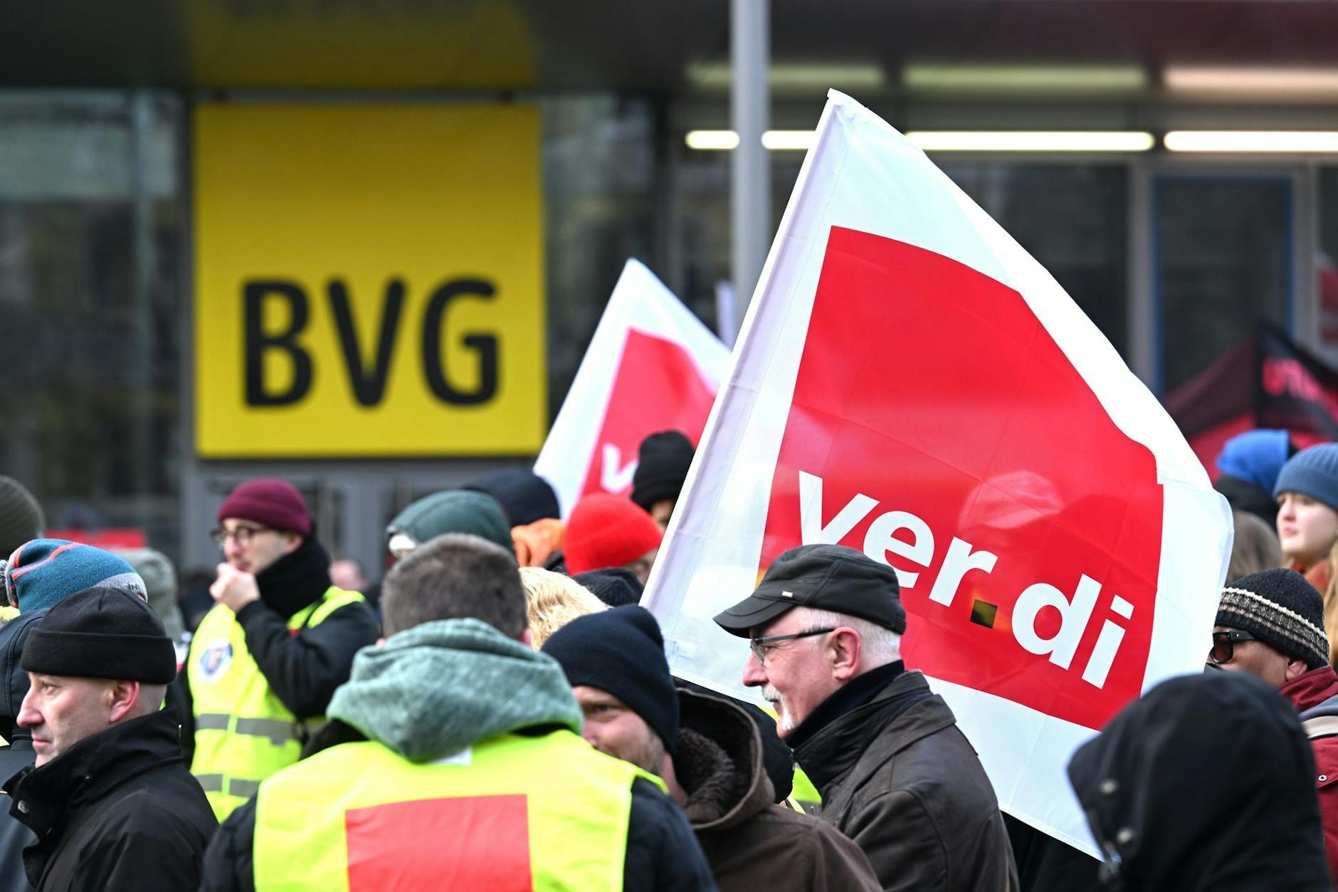Streikende Verdi-Mitglieder vor der BVG-Zentrale: Heute könnte bei den Verhandlungen Schluss damit sein.