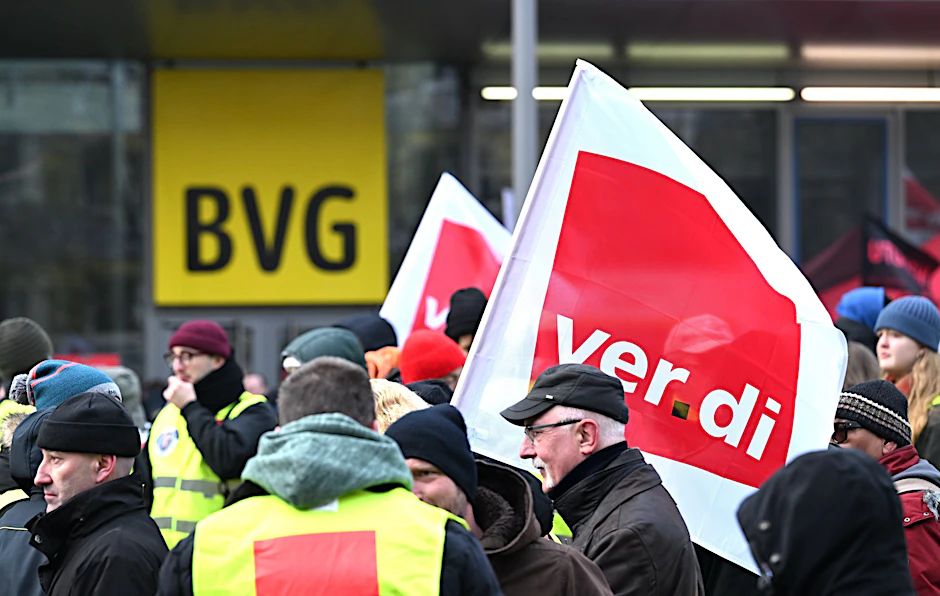 Streikende Verdi-Mitglieder vor der BVG-Zentrale: Heute könnte bei den Verhandlungen Schluss damit sein.