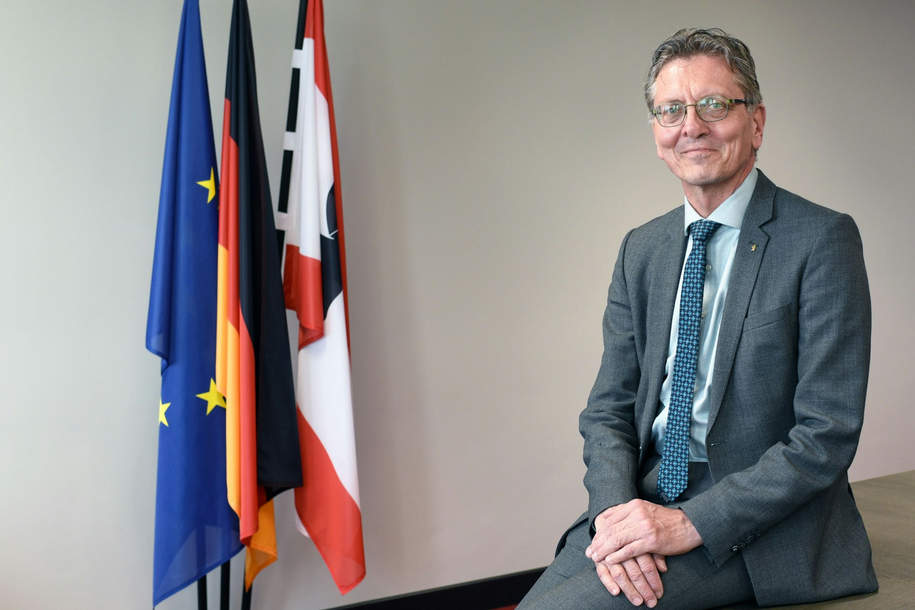 Christian Gaebler (SPD), Senator für Stadtentwicklung, Bauen und Wohnen, in seinem Büro