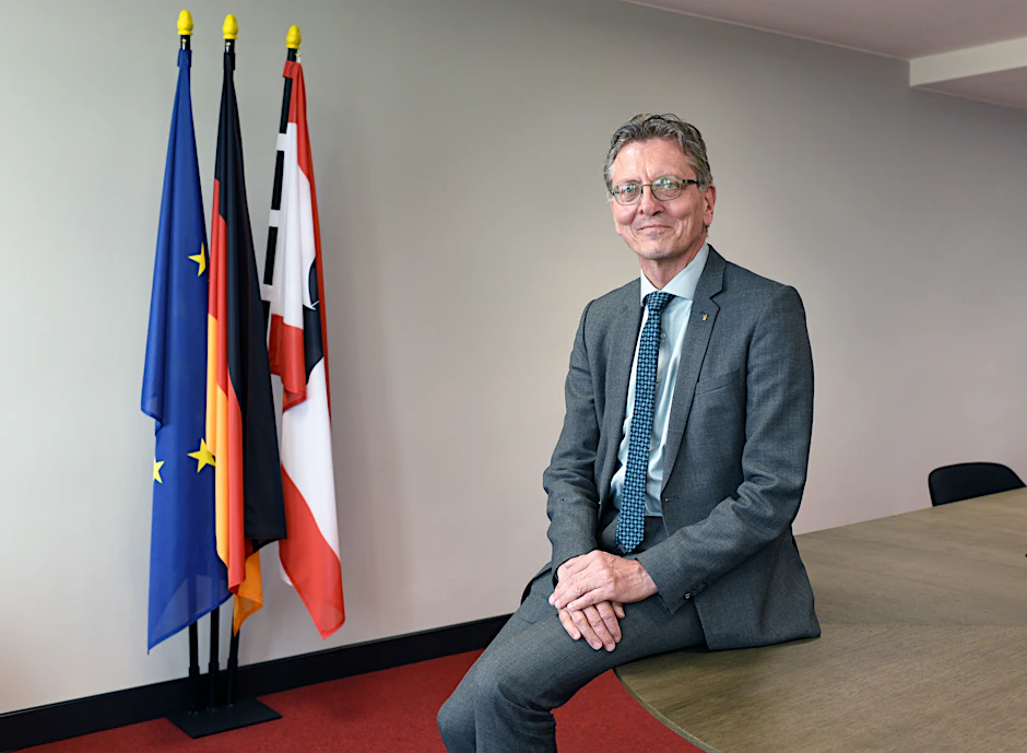 Christian Gaebler (SPD), Senator für Stadtentwicklung, Bauen und Wohnen, in seinem Büro
