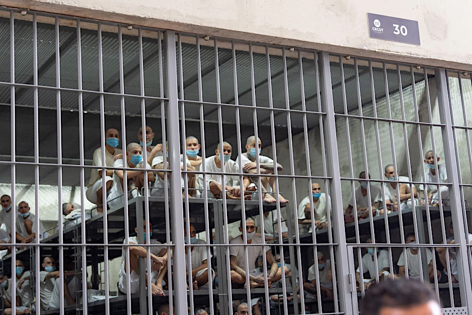 Gefangene schauen aus ihrer Zelle, während Trumps Heimatschutzministerin Kristi Noem das Terroristengefängnis in Tecoluca, El Salvador, besichtigt.