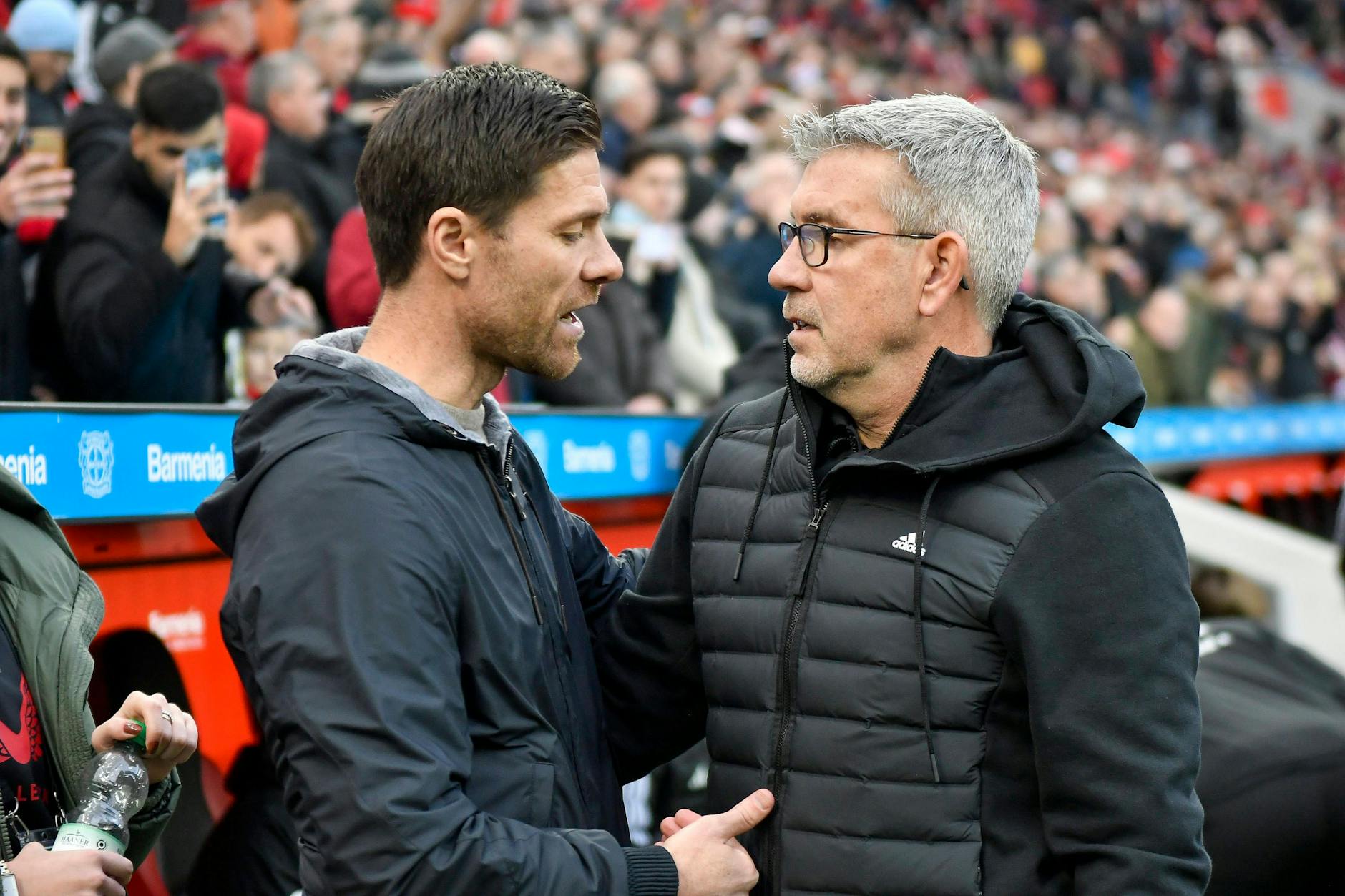 Urs Fischer (r., mit Xabi Alonso) stand beim letzten Gastspiel des 1. FC Union Berlin in Leverkusen noch als Trainer der Köpenicker an der Seitenlinie.