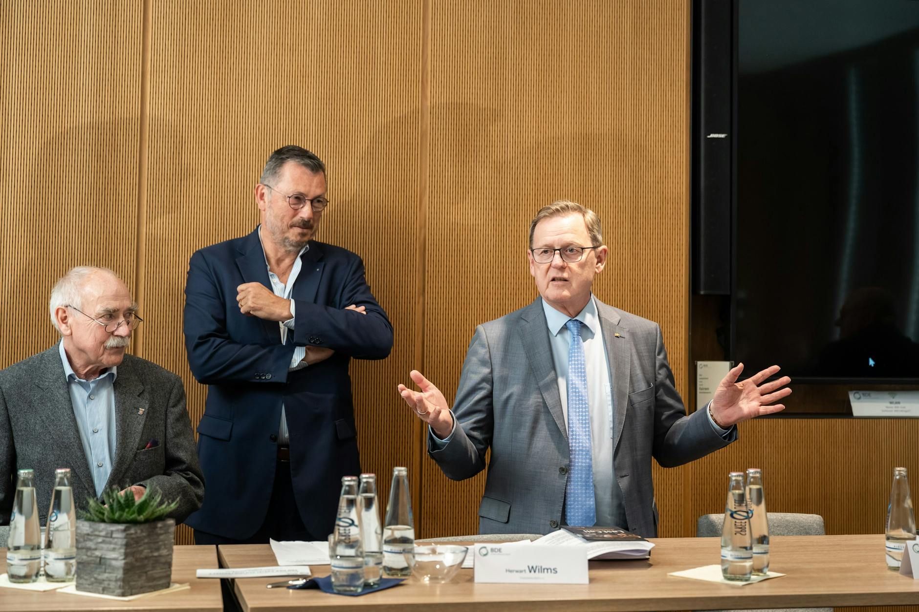 Bodo Ramelow (r.) und der Autor Michael Schäfer (l.) bei der Buchvorstellung von „Last Call“ in Berlin, in der Mitte der Moderator des Podiumsgesprächs Herwart Wilms.
