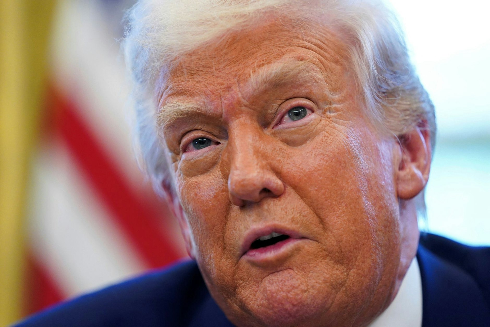 US-Präsident Donald Trump spricht, während er im Oval Office des Weißen Hauses Anordnungen unterzeichnet.