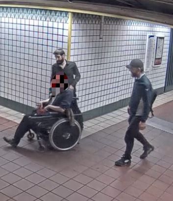 Nach Überfall auf Rollstuhlfahrer in Reinickendorf: Polizei fahndet nach diesen Männern