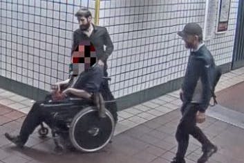 Diese beiden Männer werden verdächtigt, einen Rollstuhlfahrer überfallen zu haben.