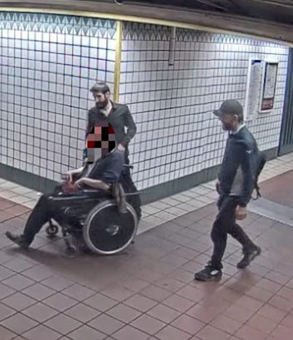 Diese beiden Männer werden verdächtigt, einen Rollstuhlfahrer überfallen zu haben.