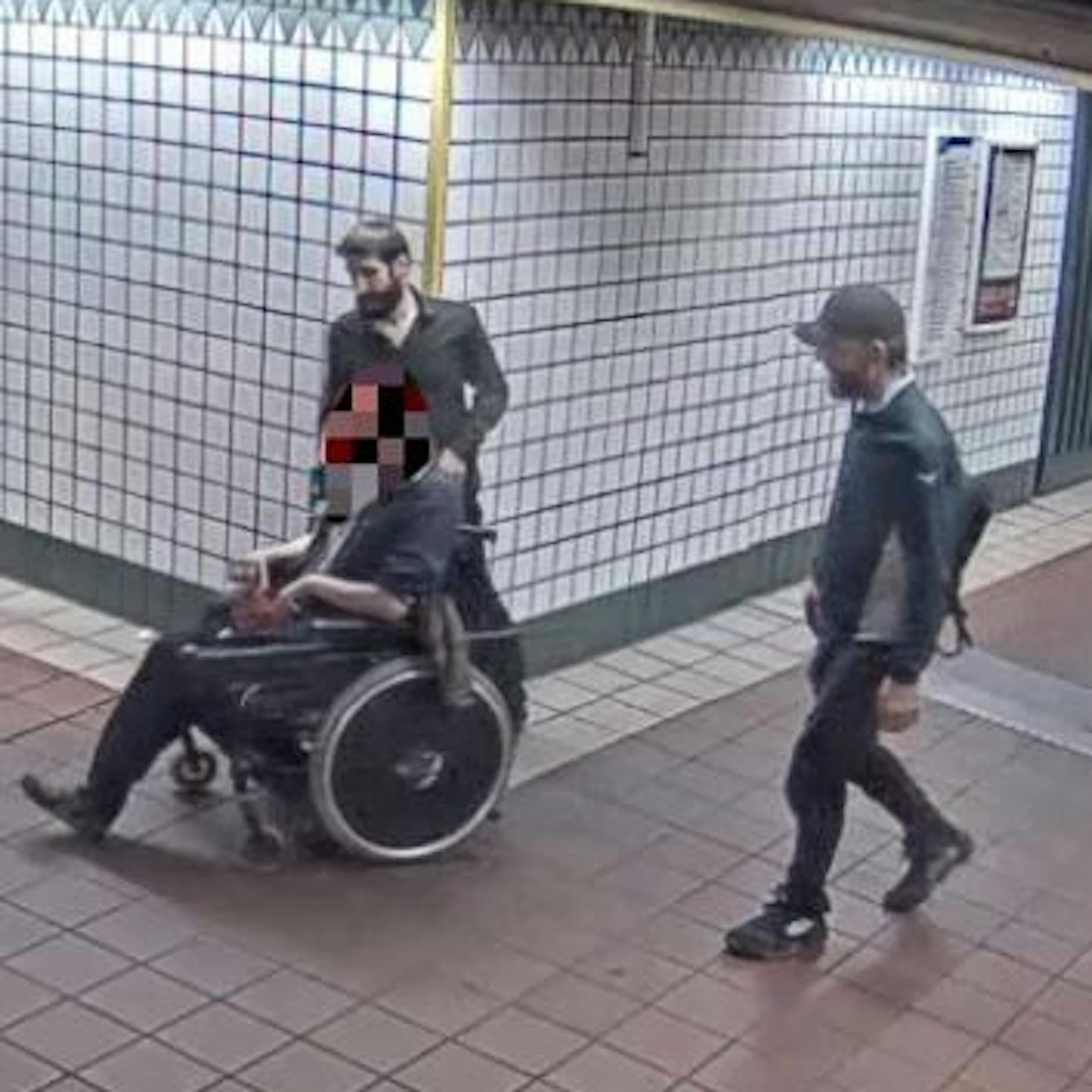 Nach Überfall auf Rollstuhlfahrer in Reinickendorf: Polizei fahndet nach diesen Männern