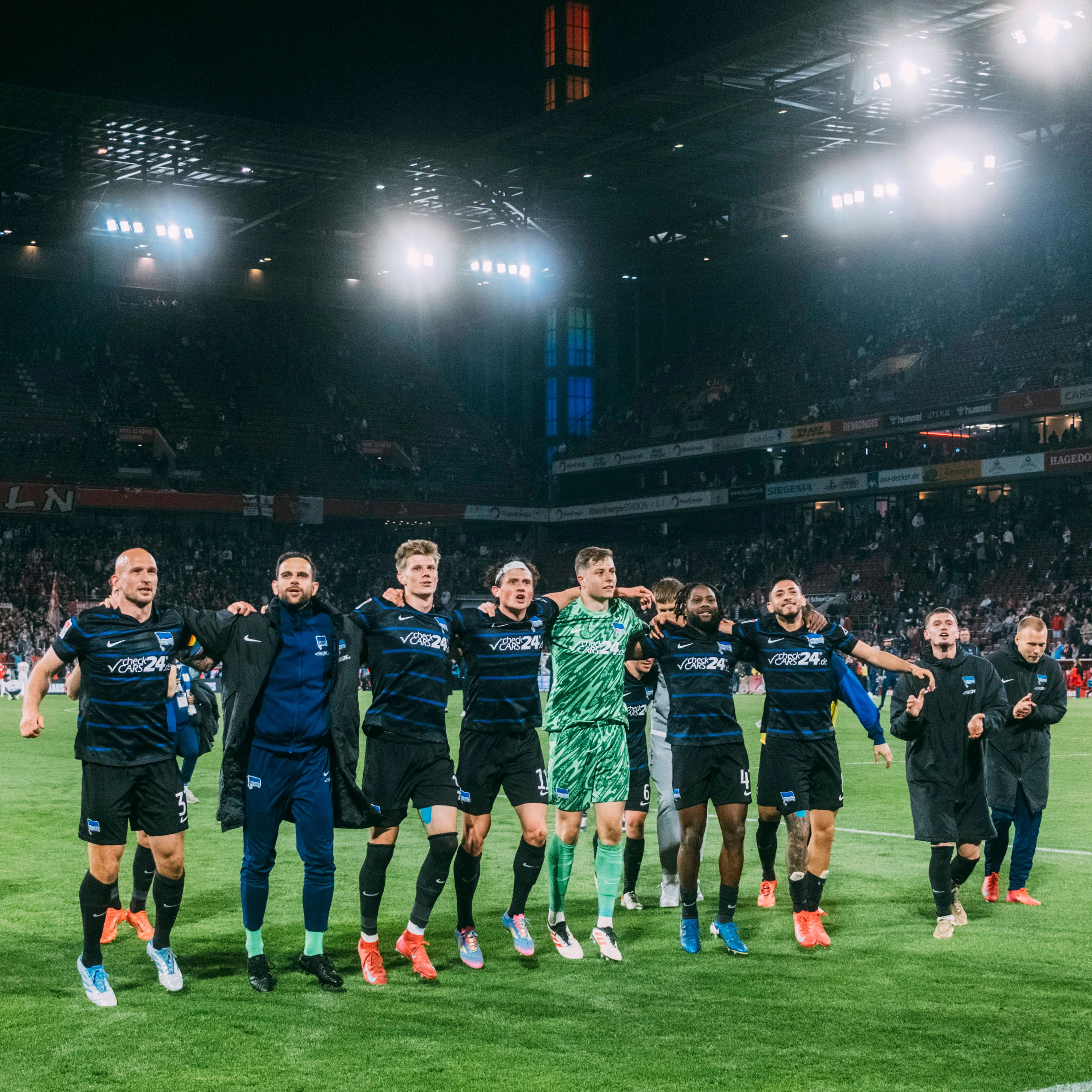 Endlich wieder Freude, statt Frust! Herthas Profis nach dem 1:0-Sieg beim 1. FC Köln, es war der dritte in Folge.