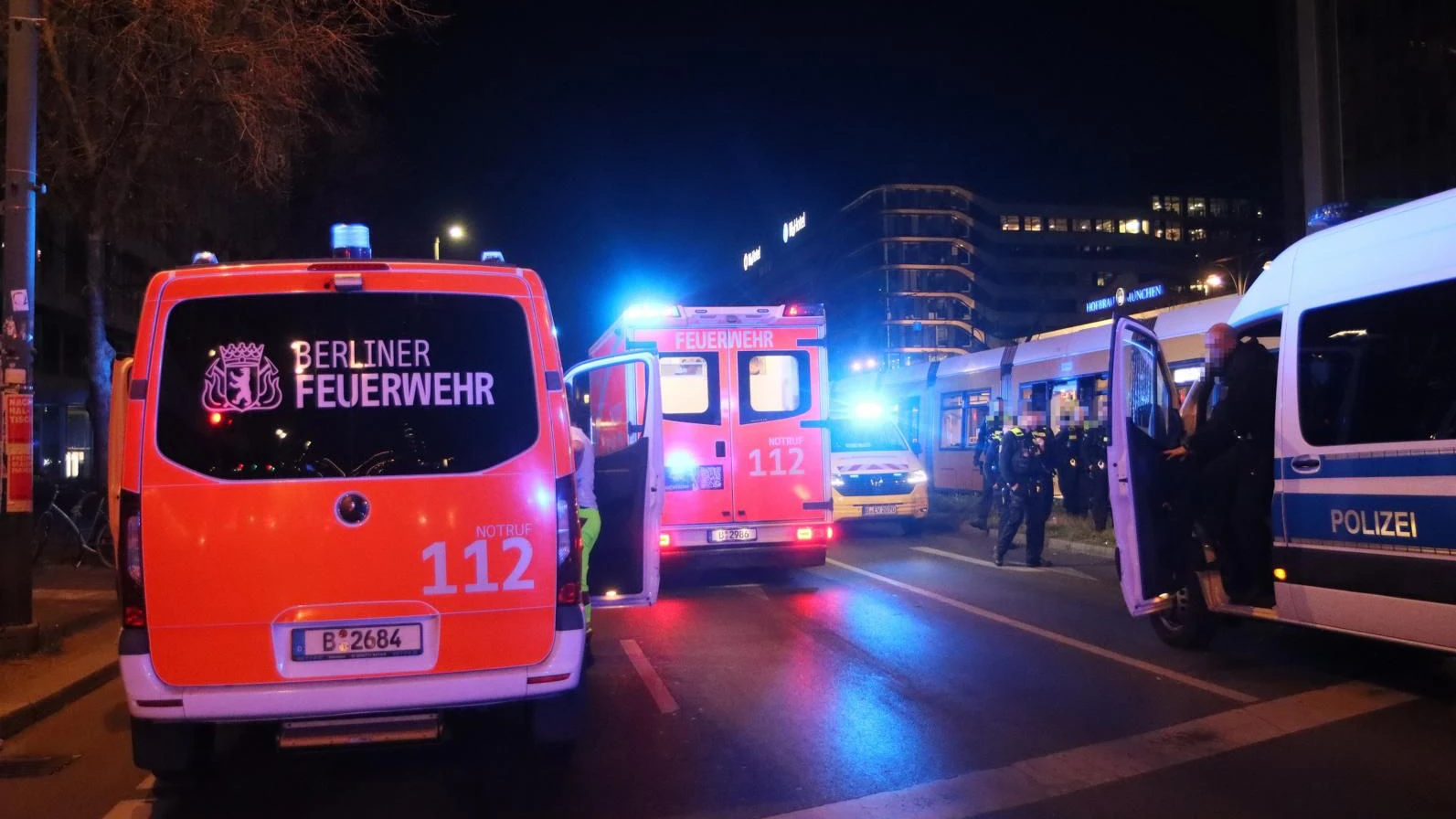Nach der Messerattacke in der Straßenbahn kam das Opfer schwerstverletzt in Krankenhaus. 