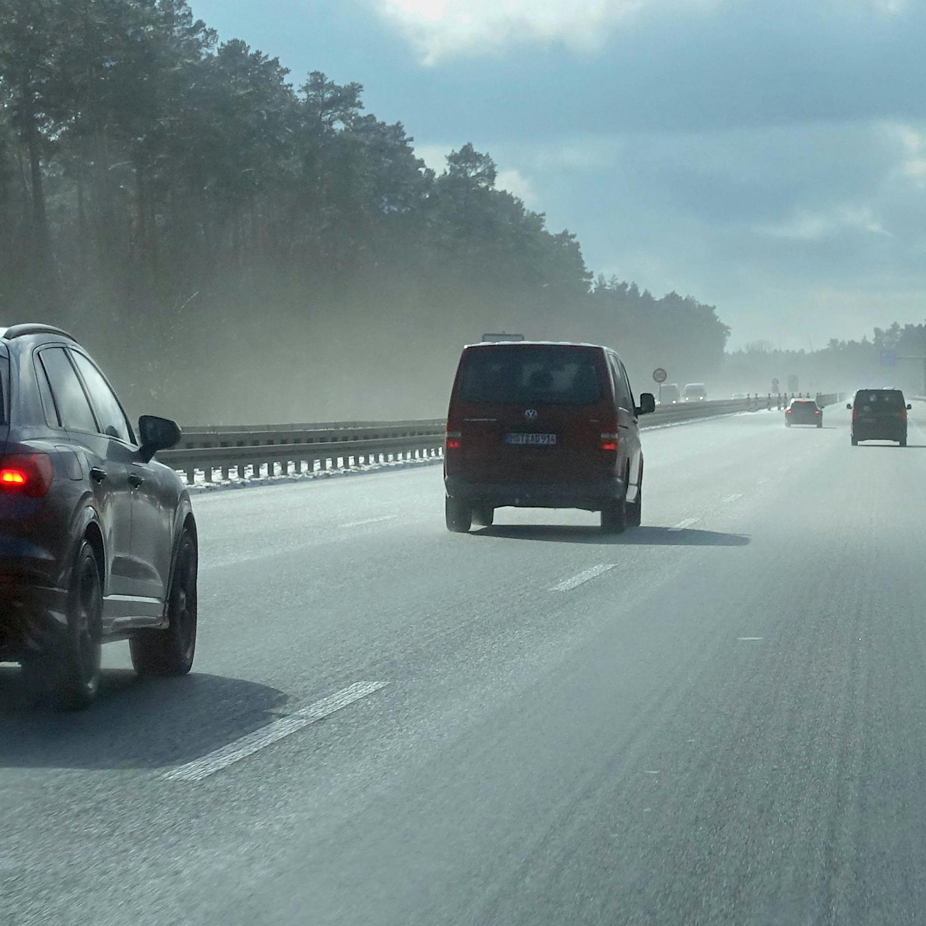 Tödliche Panne auf der A10 bei Rangsdorf: Person wird von Lkw erfasst