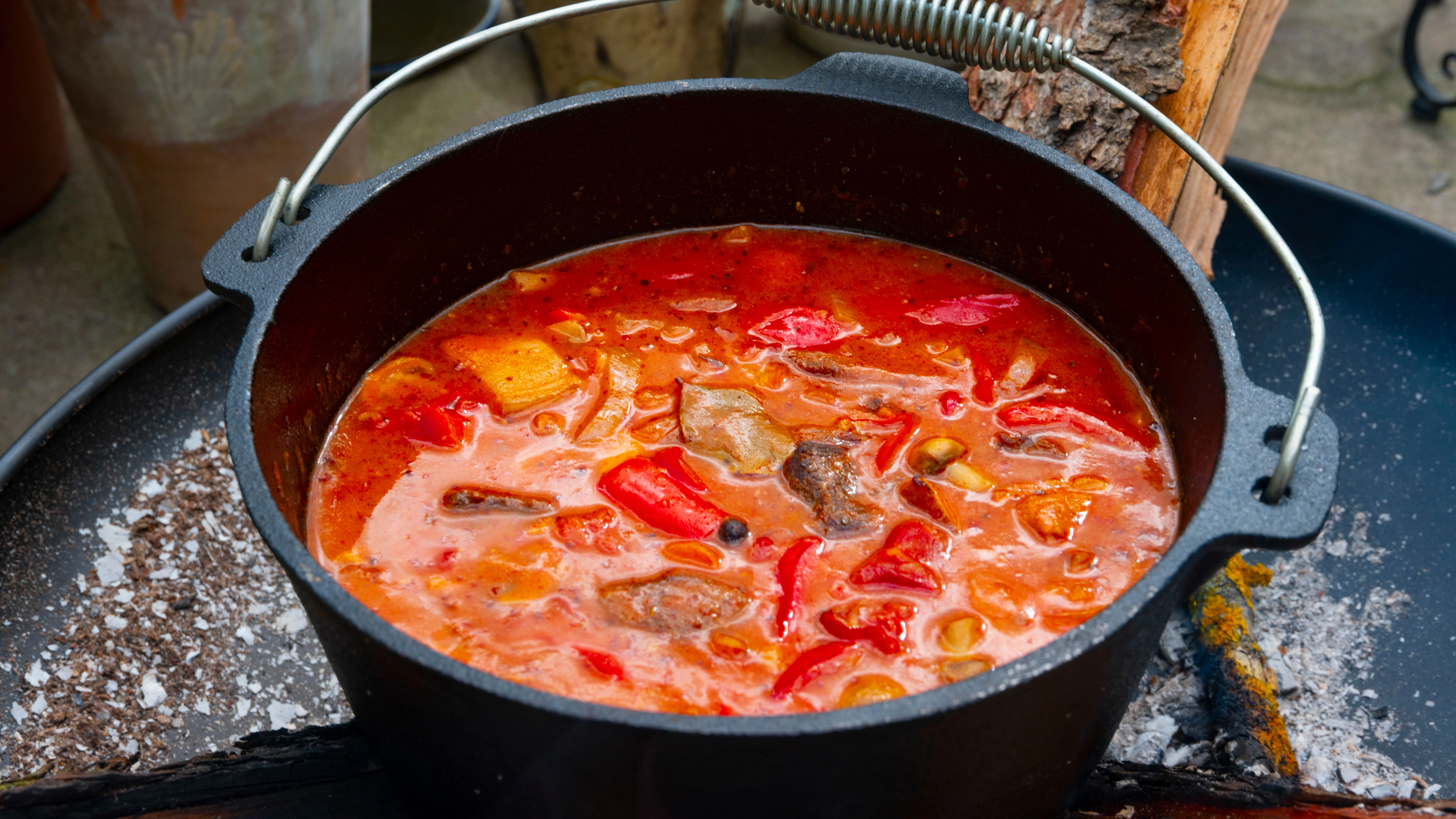 Viel Fleisch, Gemüse und deftige Gewürze: So macht man den perfekten Balkantopf wie im DDR-Kochbuch. Unser Rezept verrät, wie Sie dein Eintopf kochen.