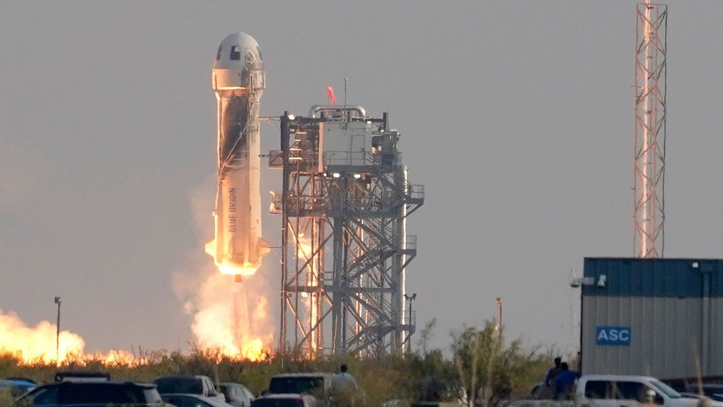 Mit einer „Blue Origin“-Rakete wie dieser wollen die sechs Frauen zu einem Kurz-Ausflug ins All starten.