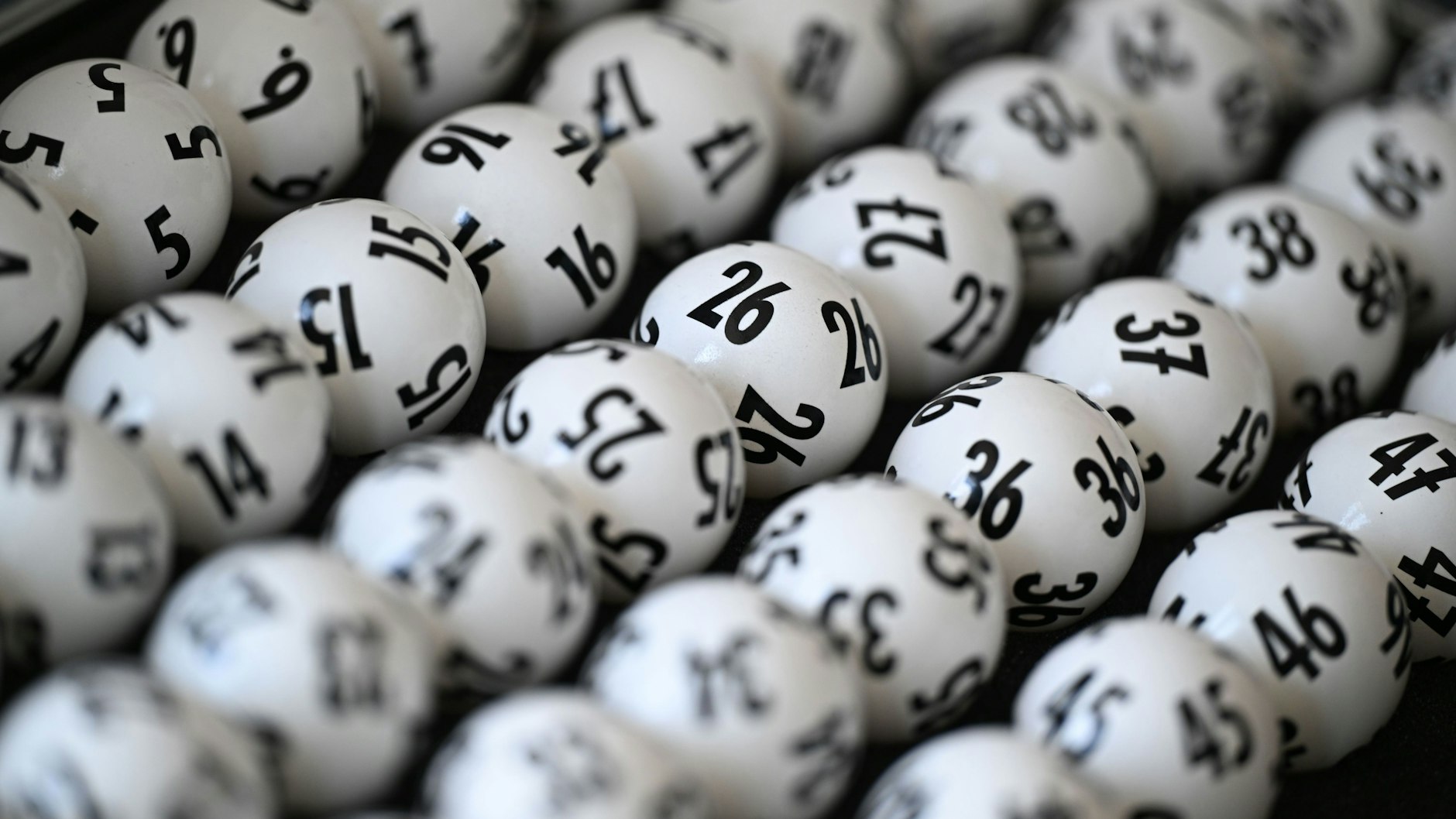 Einem Rentner ist es beim Lotto 6 aus 49 gelungen, die richtigen Zahlen zu treffen - er räumte mehr als 6 Millionen Euro ab.